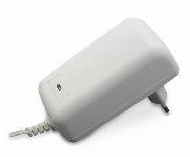 白い 20W 外的な AC DC の切換えの電源 12v の高性能