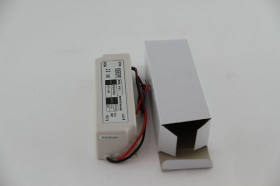 防水 IP67 60W の一定した電圧 LED 運転者 120V AC、隔離されたプラスチック ケース