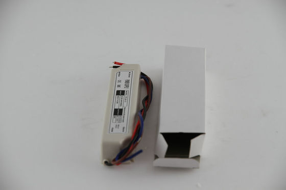普遍的な AC と防水高い明るさ 12V 20W の一定した電圧 LED 運転者