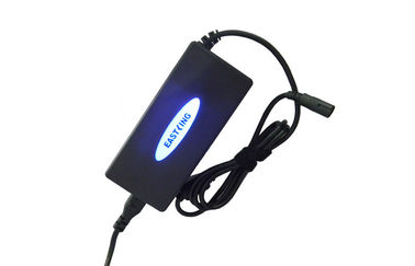 イギリス/米国 90W の LED が付いている普遍的なラップトップ力のアダプター自動 5V 2.1A USB