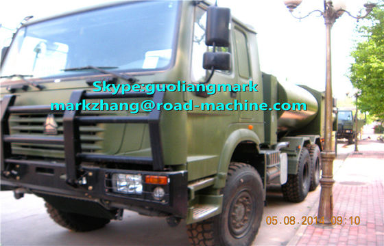 SINOTRUK HOWO のヨーロッパの標準 LHD か RHD の緑の軍隊 6*4 水タンク車 25000L