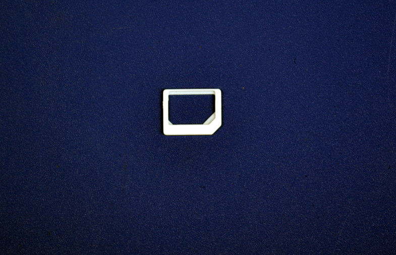 白い色の PC Nano SIM のアダプター Nano 3FF ミニ UICC のカード
